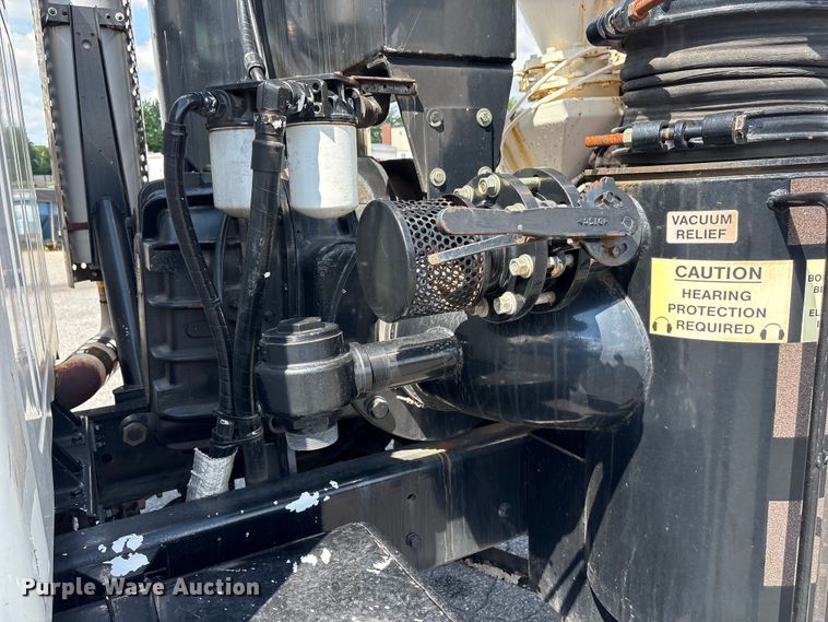 image for item ET8658 1999 International 2674 vacuum truck