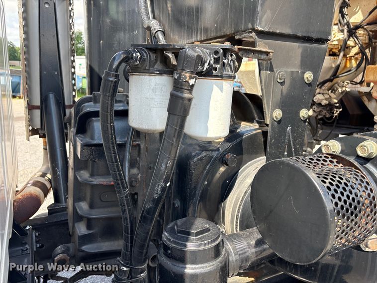 image for item ET8658 1999 International 2674 vacuum truck