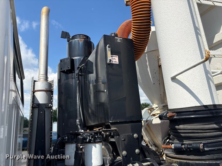 image for item ET8658 1999 International 2674 vacuum truck