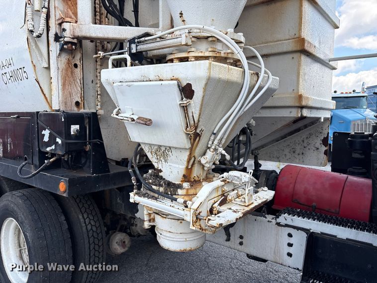 image for item ET8658 1999 International 2674 vacuum truck