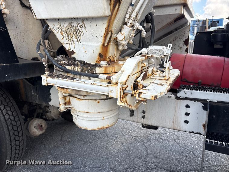 image for item ET8658 1999 International 2674 vacuum truck