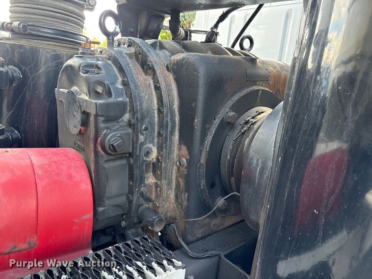 image for item ET8658 1999 International 2674 vacuum truck