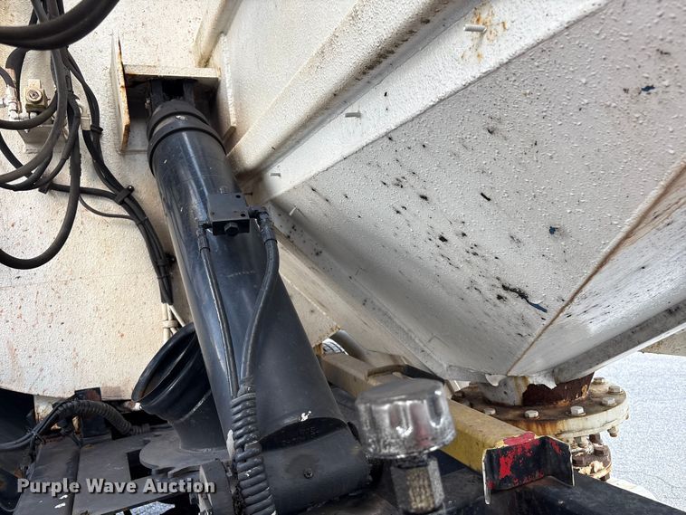 image for item ET8658 1999 International 2674 vacuum truck