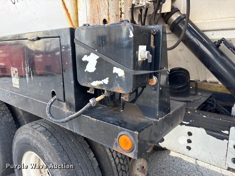 image for item ET8658 1999 International 2674 vacuum truck