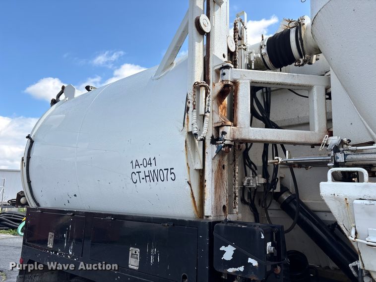 image for item ET8658 1999 International 2674 vacuum truck