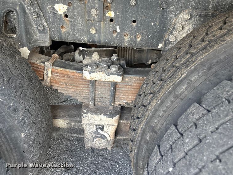 image for item ET8658 1999 International 2674 vacuum truck