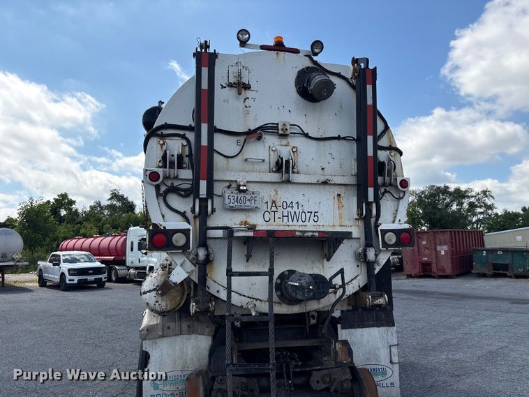 image for item ET8658 1999 International 2674 vacuum truck