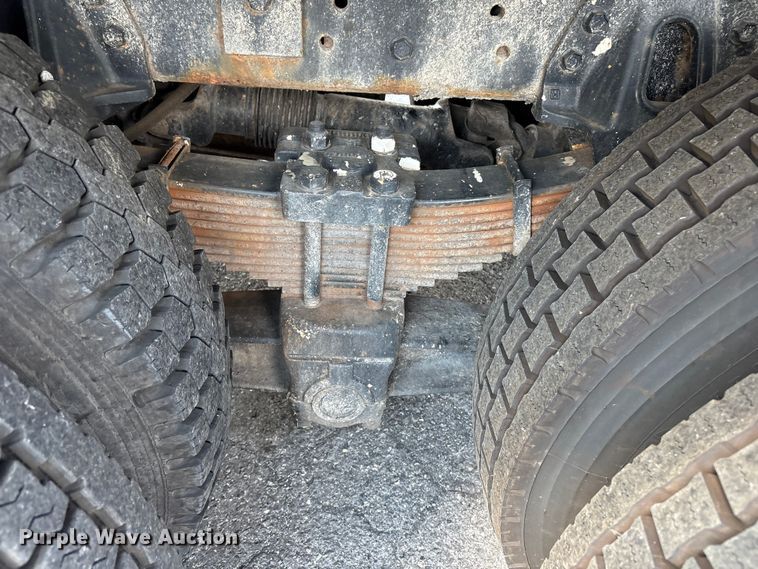 image for item ET8658 1999 International 2674 vacuum truck
