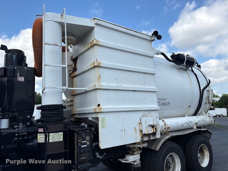 image for item ET8658 1999 International 2674 vacuum truck