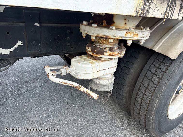 image for item ET8658 1999 International 2674 vacuum truck