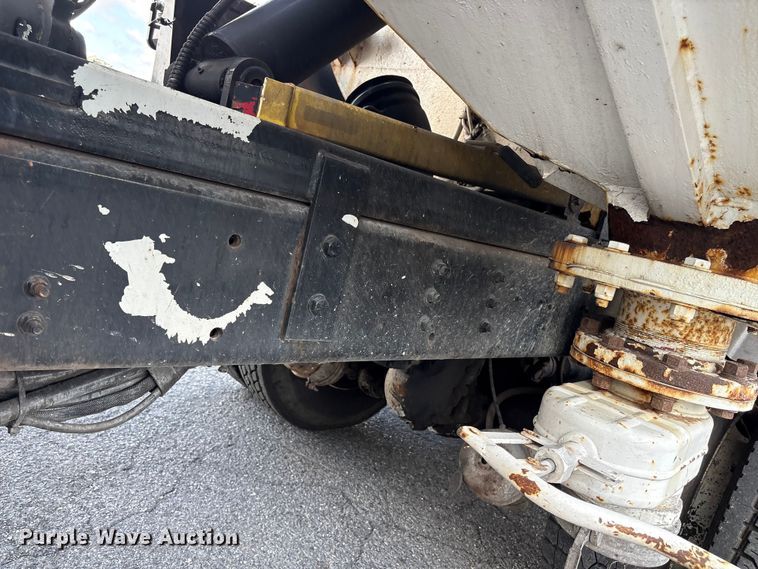 image for item ET8658 1999 International 2674 vacuum truck