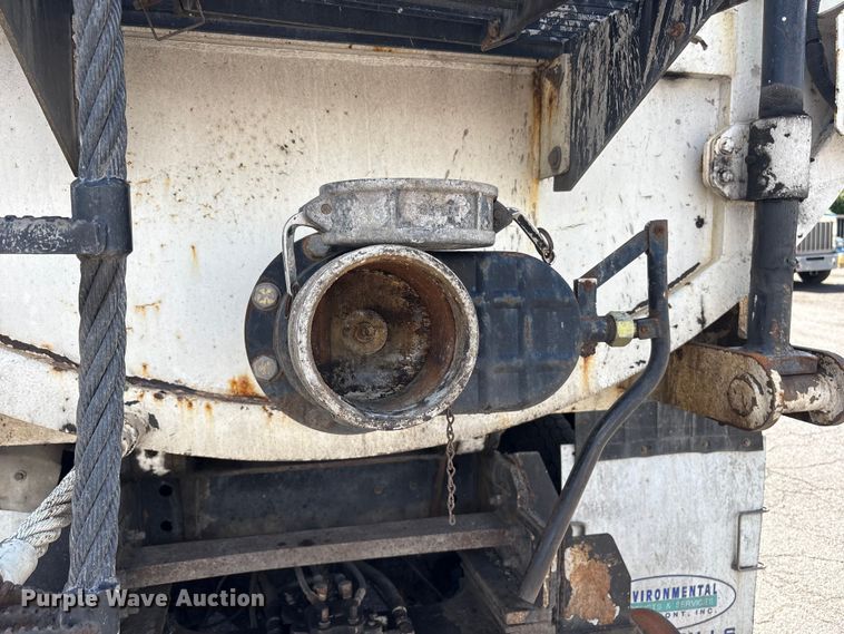 image for item ET8658 1999 International 2674 vacuum truck