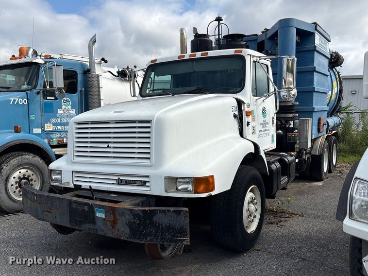 image for item ET8660 2000 International 2674 vacuum truck
