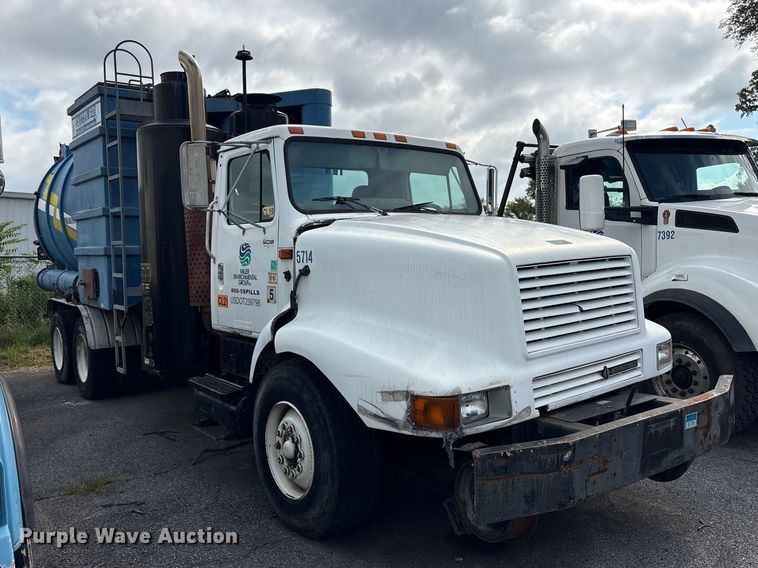 image for item ET8660 2000 International 2674 vacuum truck