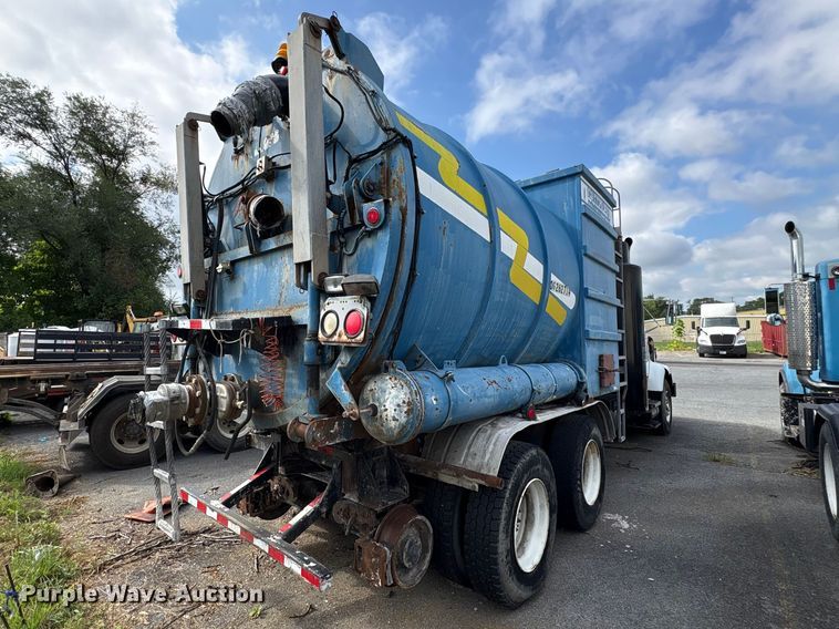 image for item ET8660 2000 International 2674 vacuum truck