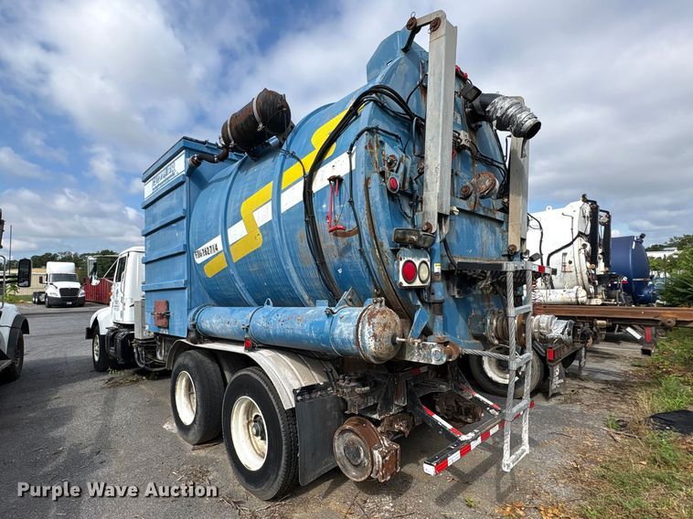 image for item ET8660 2000 International 2674 vacuum truck