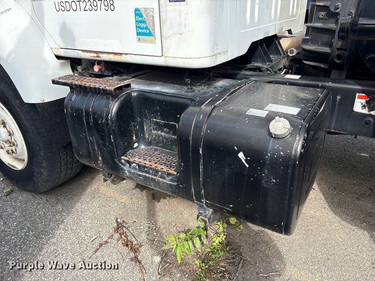 image for item ET8660 2000 International 2674 vacuum truck