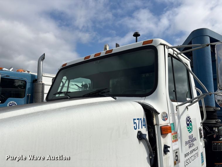 image for item ET8660 2000 International 2674 vacuum truck