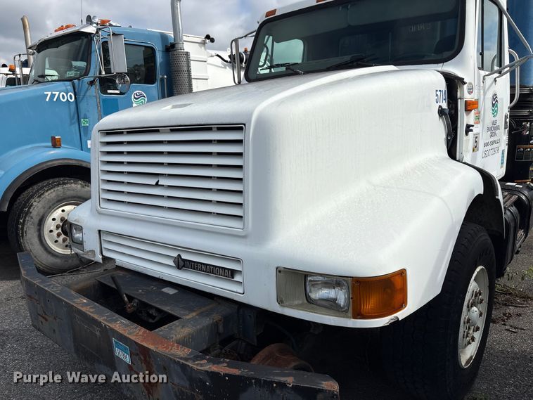 image for item ET8660 2000 International 2674 vacuum truck
