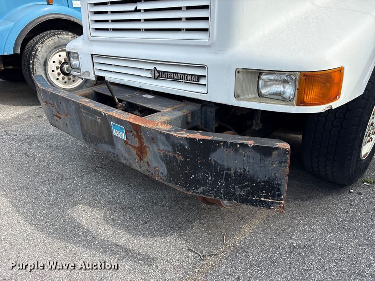 image for item ET8660 2000 International 2674 vacuum truck