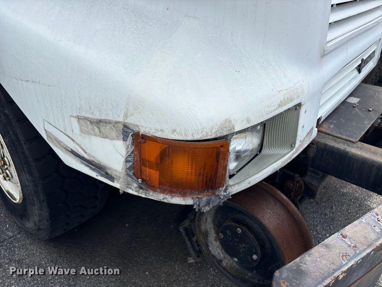 image for item ET8660 2000 International 2674 vacuum truck
