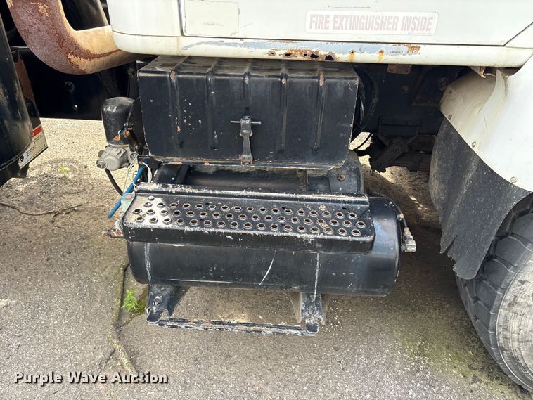 image for item ET8660 2000 International 2674 vacuum truck