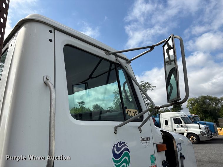 image for item ET8660 2000 International 2674 vacuum truck