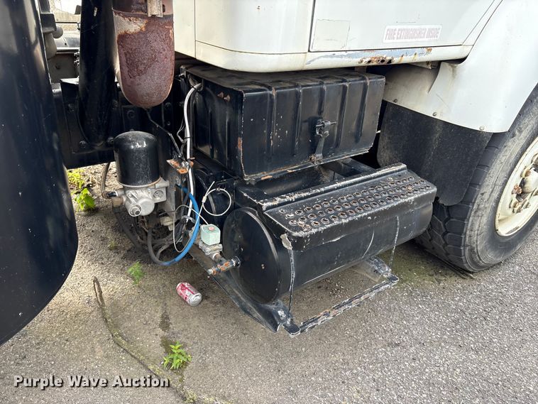 image for item ET8660 2000 International 2674 vacuum truck