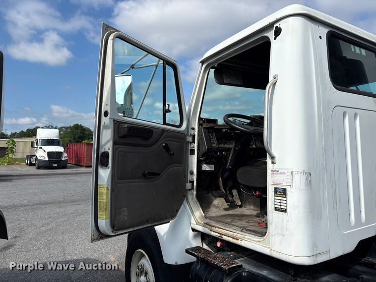 image for item ET8660 2000 International 2674 vacuum truck