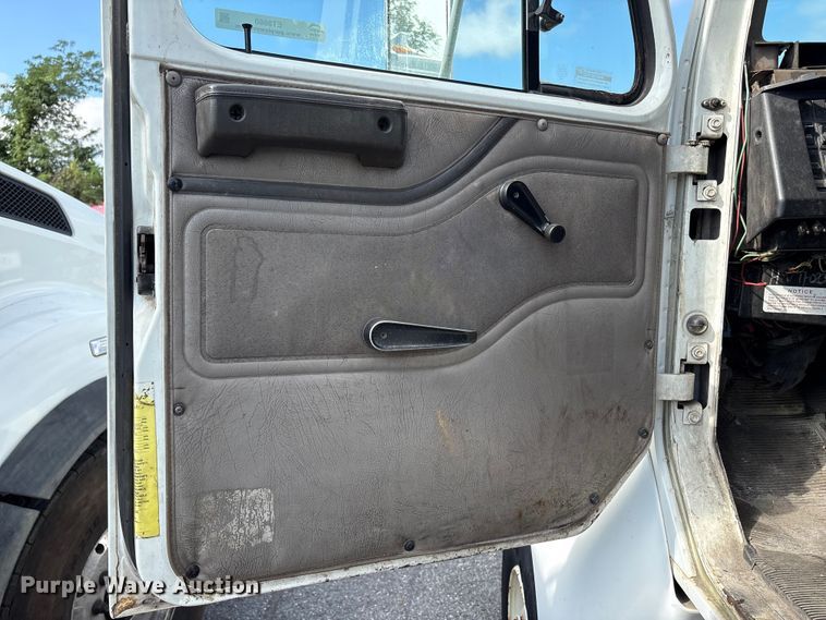 image for item ET8660 2000 International 2674 vacuum truck