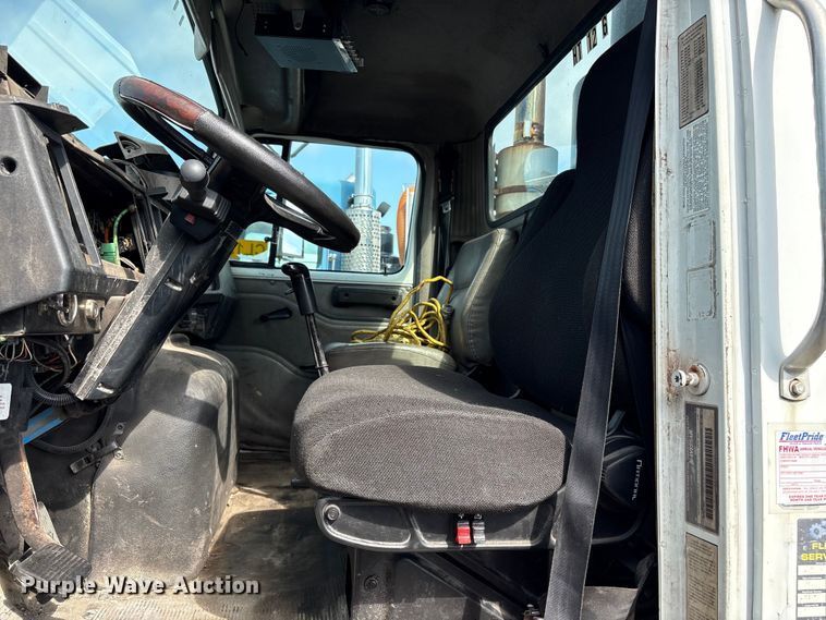 image for item ET8660 2000 International 2674 vacuum truck