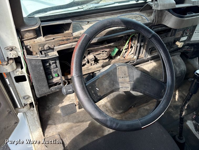 image for item ET8660 2000 International 2674 vacuum truck
