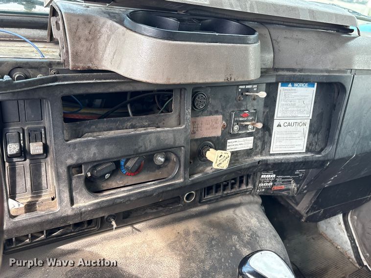 image for item ET8660 2000 International 2674 vacuum truck