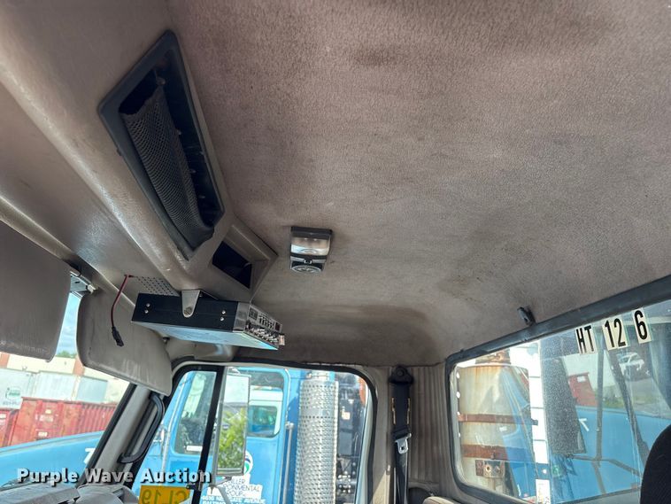 image for item ET8660 2000 International 2674 vacuum truck