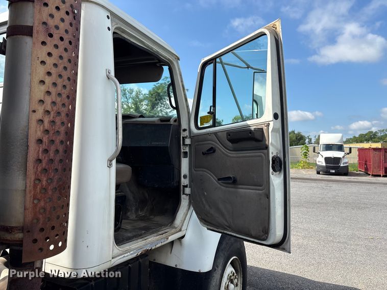 image for item ET8660 2000 International 2674 vacuum truck