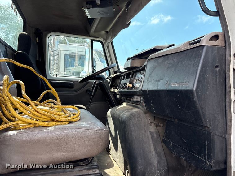 image for item ET8660 2000 International 2674 vacuum truck