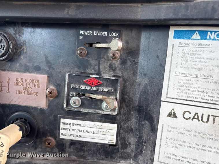 image for item ET8660 2000 International 2674 vacuum truck
