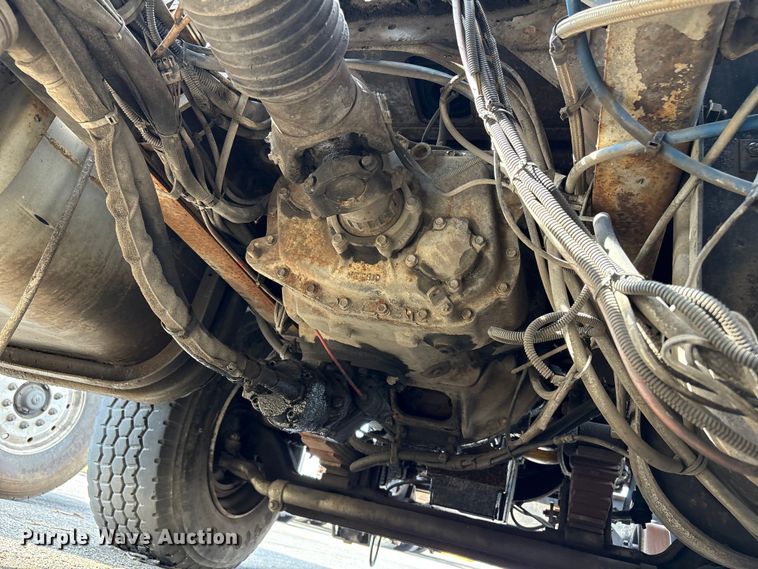 image for item ET8660 2000 International 2674 vacuum truck