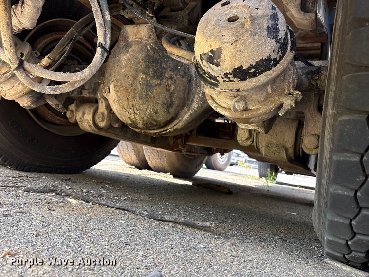 image for item ET8660 2000 International 2674 vacuum truck