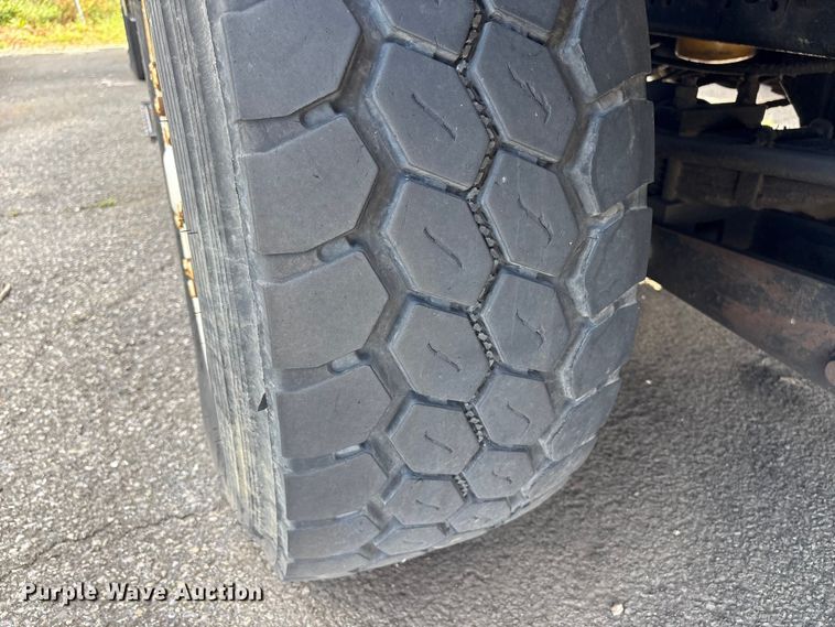 image for item ET8660 2000 International 2674 vacuum truck