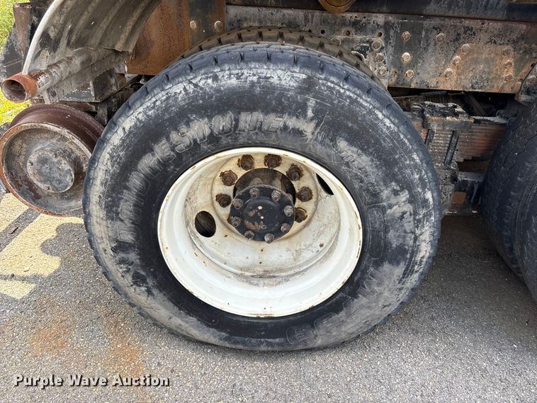 image for item ET8660 2000 International 2674 vacuum truck