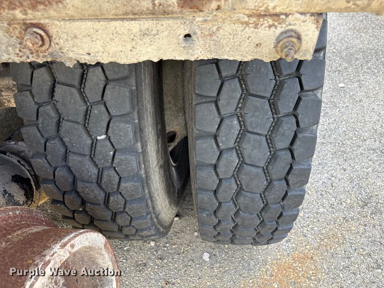image for item ET8660 2000 International 2674 vacuum truck