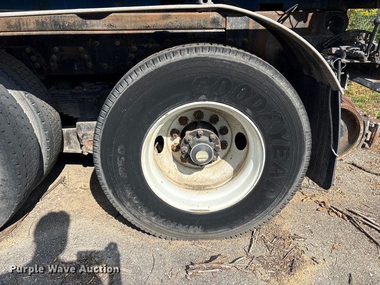 image for item ET8660 2000 International 2674 vacuum truck