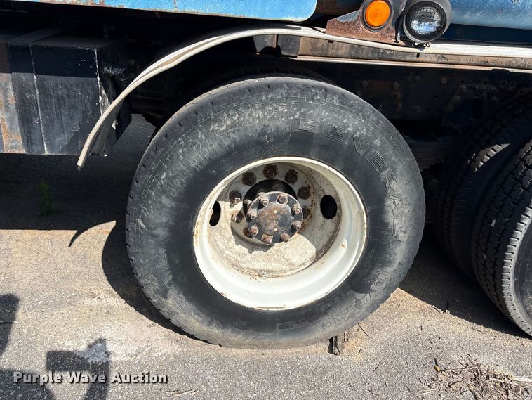 image for item ET8660 2000 International 2674 vacuum truck