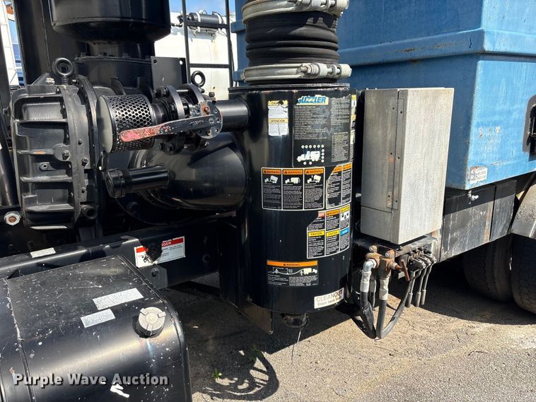 image for item ET8660 2000 International 2674 vacuum truck