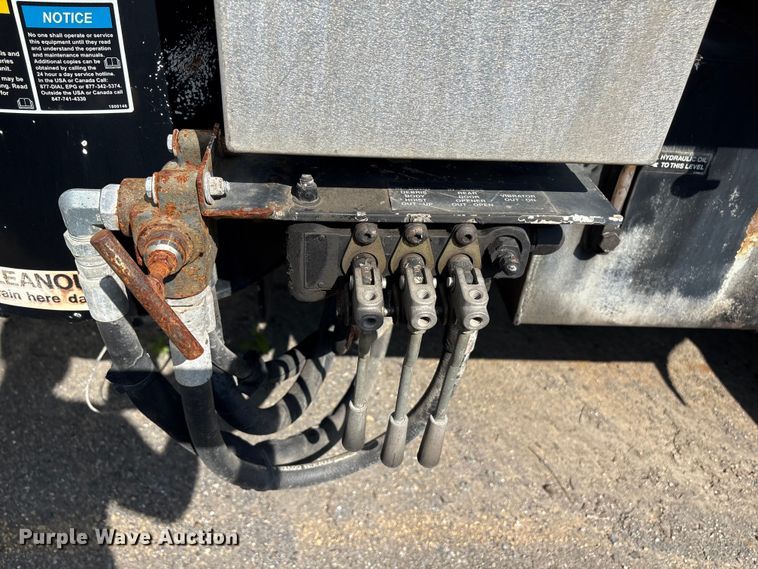 image for item ET8660 2000 International 2674 vacuum truck