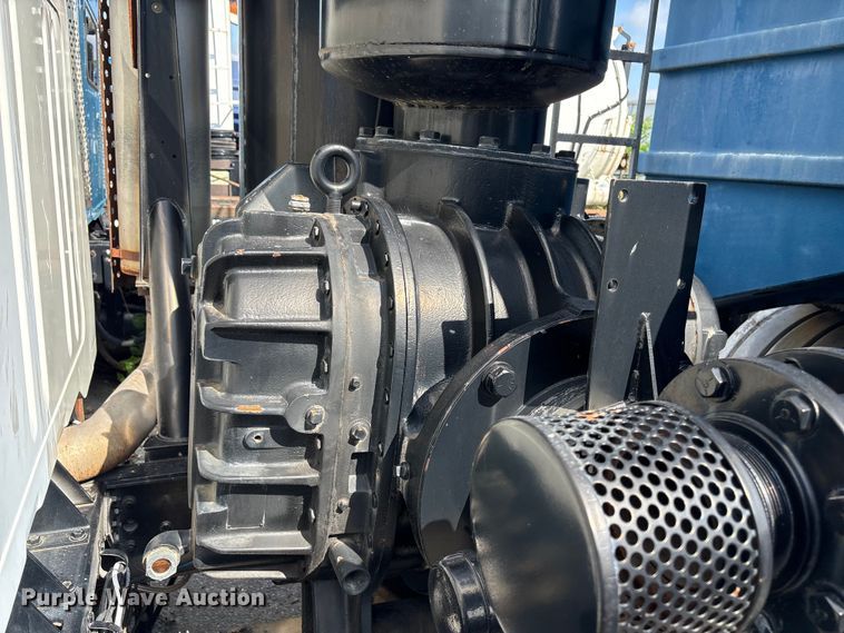 image for item ET8660 2000 International 2674 vacuum truck
