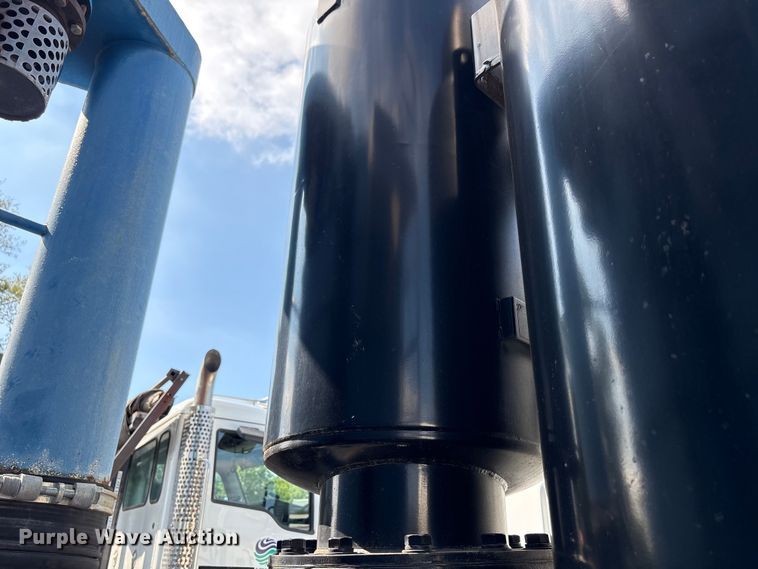 image for item ET8660 2000 International 2674 vacuum truck