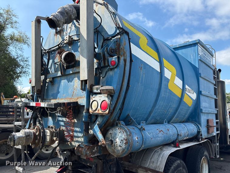 image for item ET8660 2000 International 2674 vacuum truck