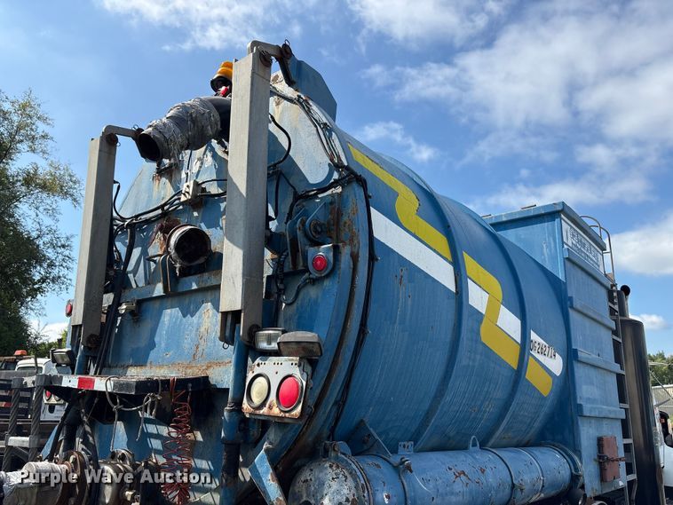 image for item ET8660 2000 International 2674 vacuum truck